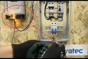 Riesgos de sobrecarga eléctrica al conectar múltiples dispositivos a un enchufe